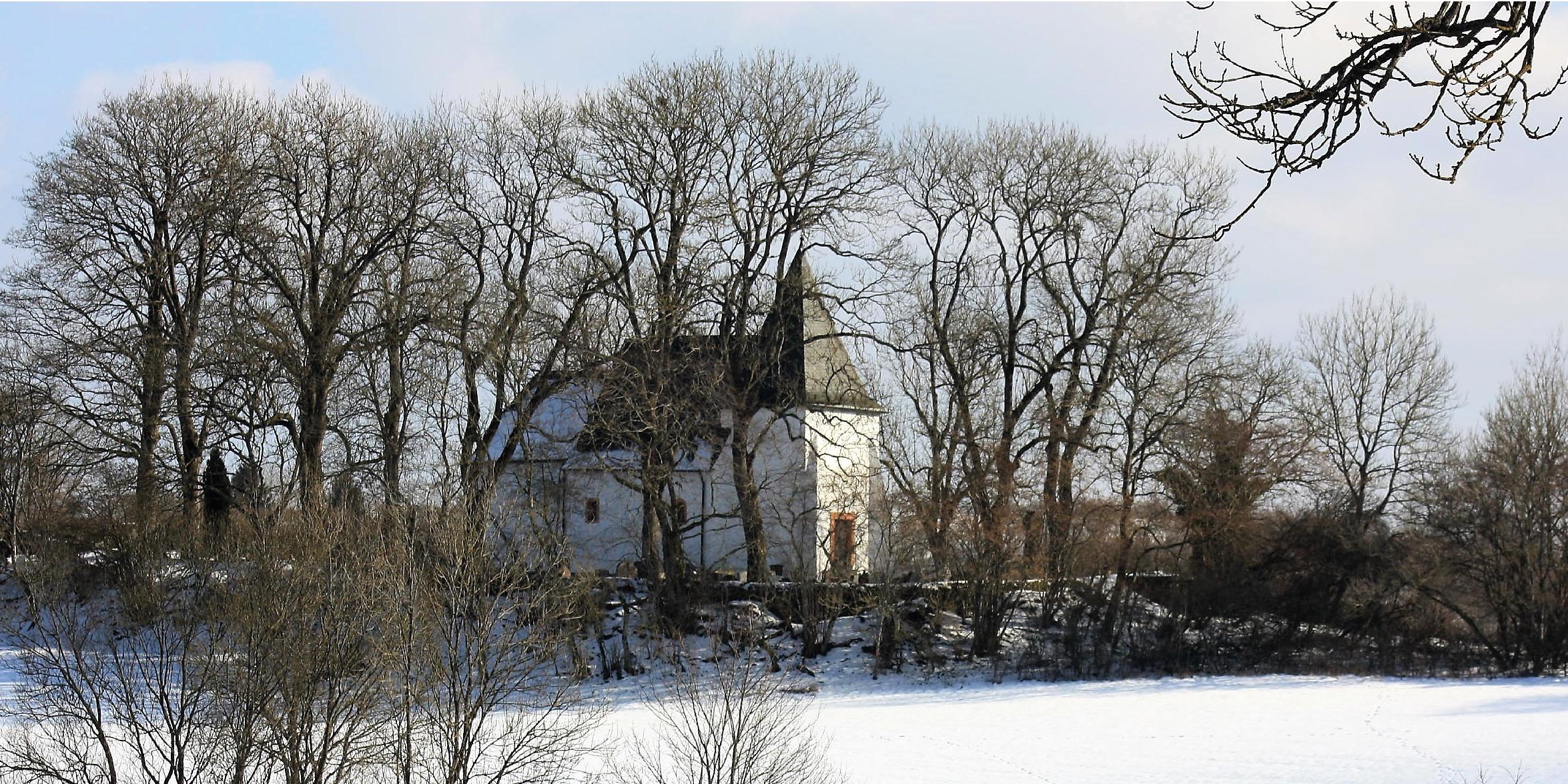 Zu sehen ist die Kirche am Weinfelder Maar im Winter.