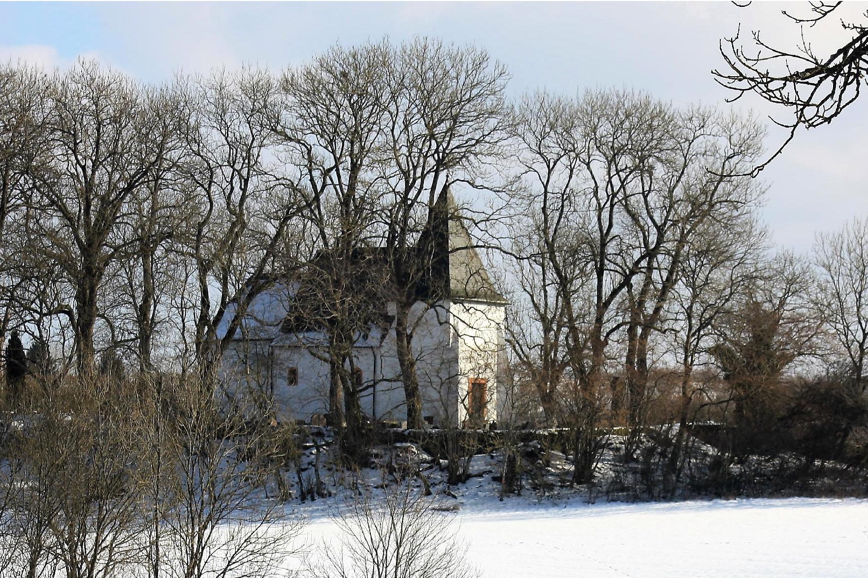 Zu sehen ist die Kirche am Weinfelder Maar im Winter.