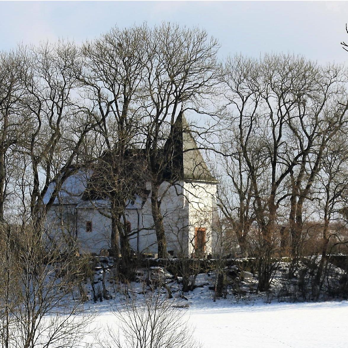 Zu sehen ist die Kirche am Weinfelder Maar im Winter.