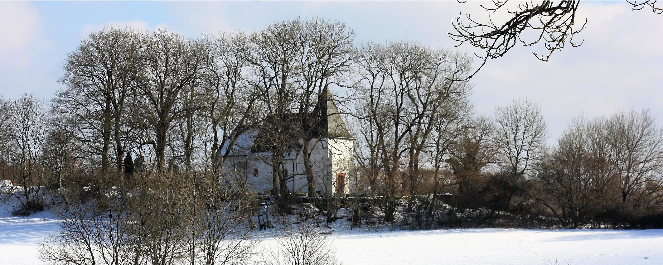 Zu sehen ist die Kirche am Weinfelder Maar im Winter.