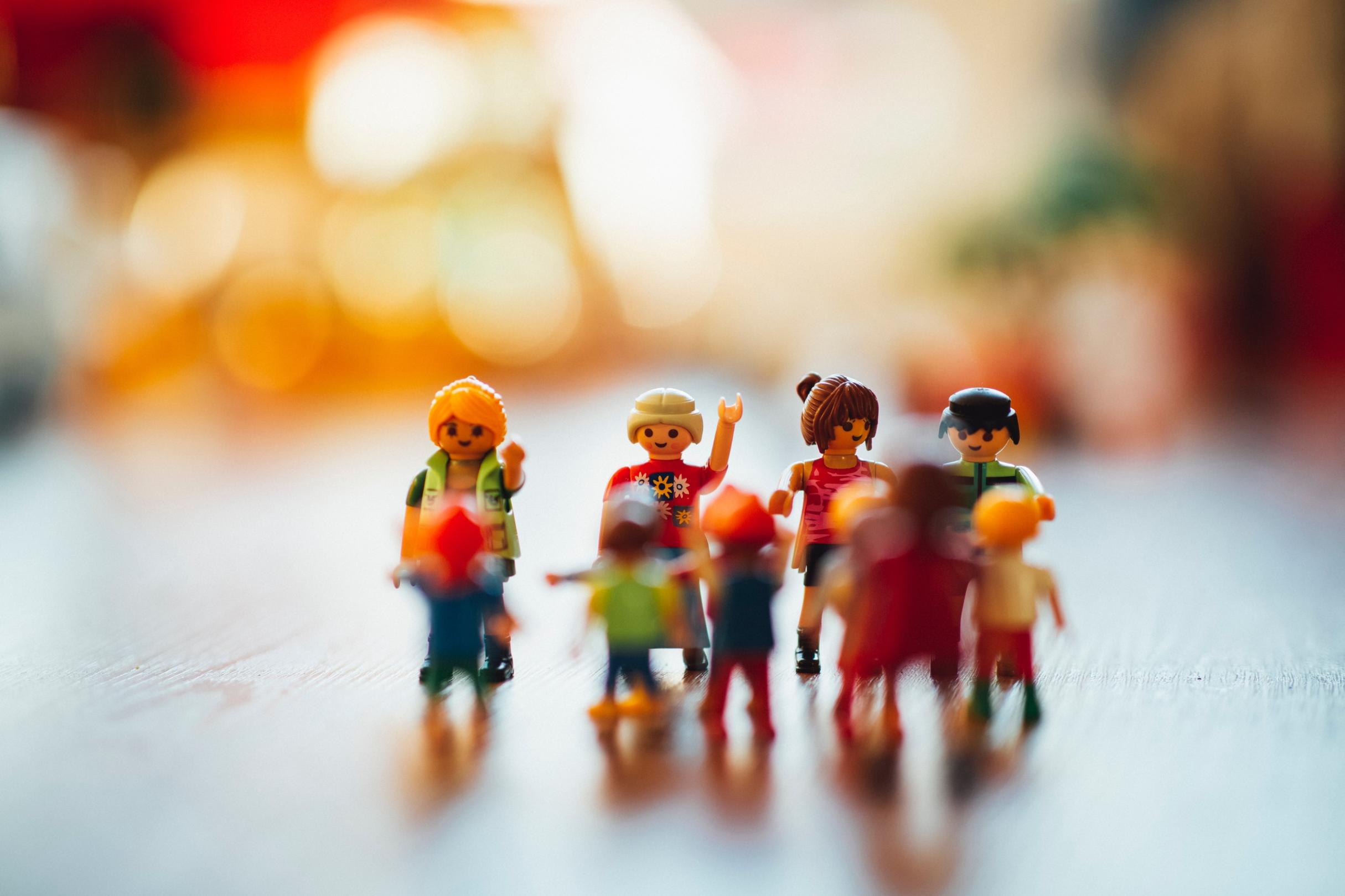 Man sieht eine Gruppe Playmobilmenschen zusammen stehend