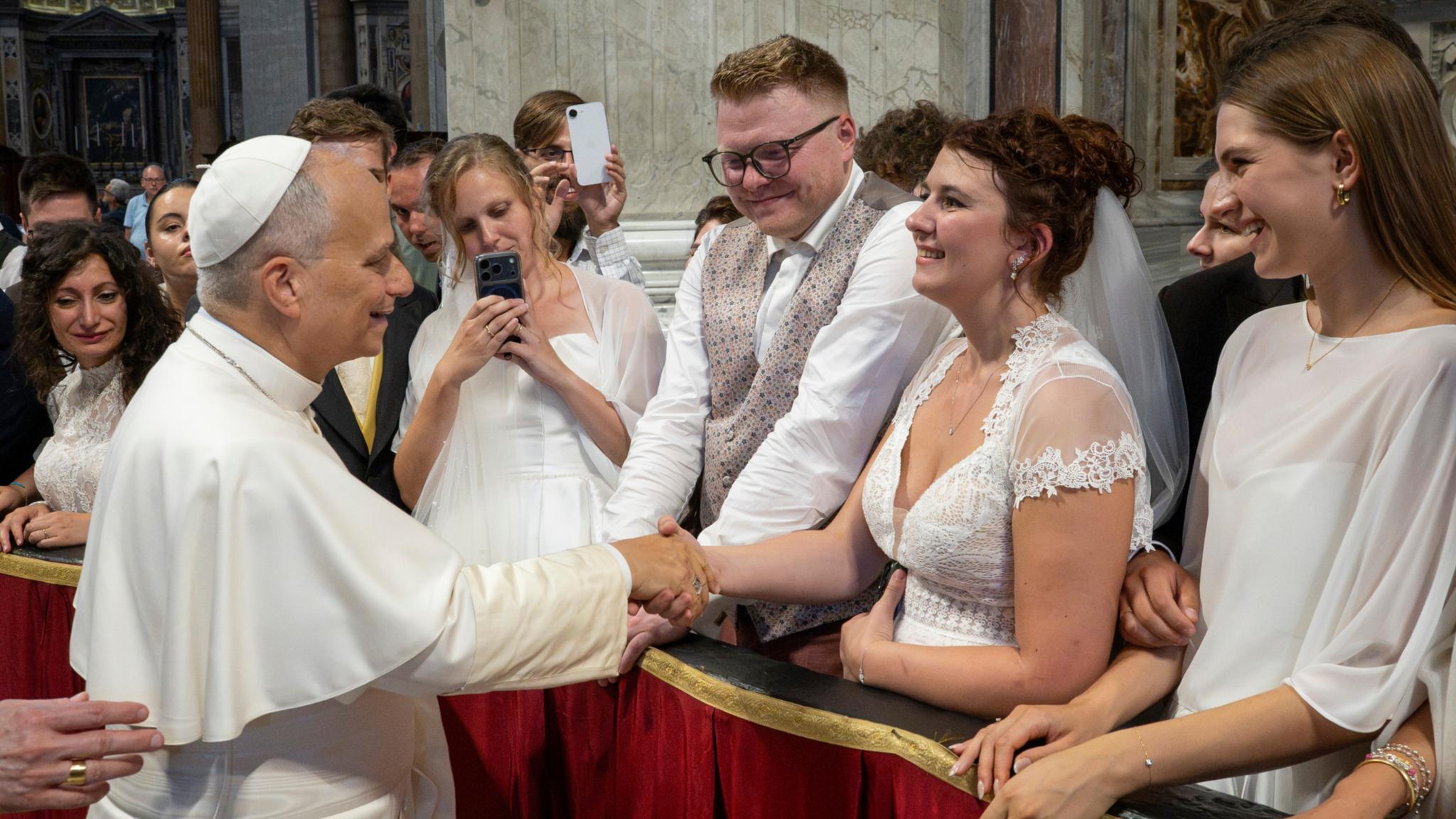 Nach der Generalaudienz begrüßt Papst Leo XIV. Saskia und Philipp Heil aus Wadern.