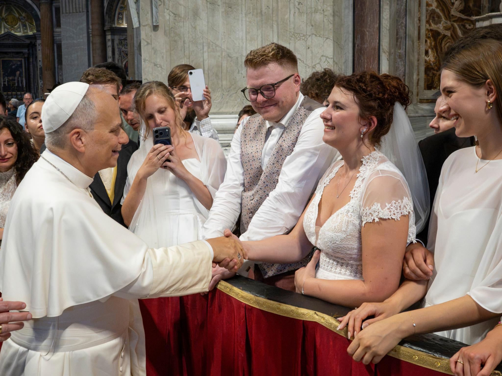 Nach der Generalaudienz begrüßt Papst Leo XIV. Saskia und Philipp Heil aus Wadern.