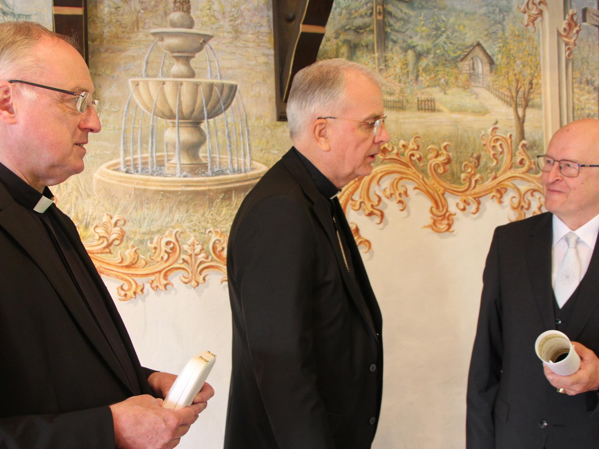Ortspfarrer Klaus Kohnz, Weihbischof Jörg Michael Peters und Jürgen Schäfer bei der Verleihung  des päpstlichen Ordens (v.li.n.re.)