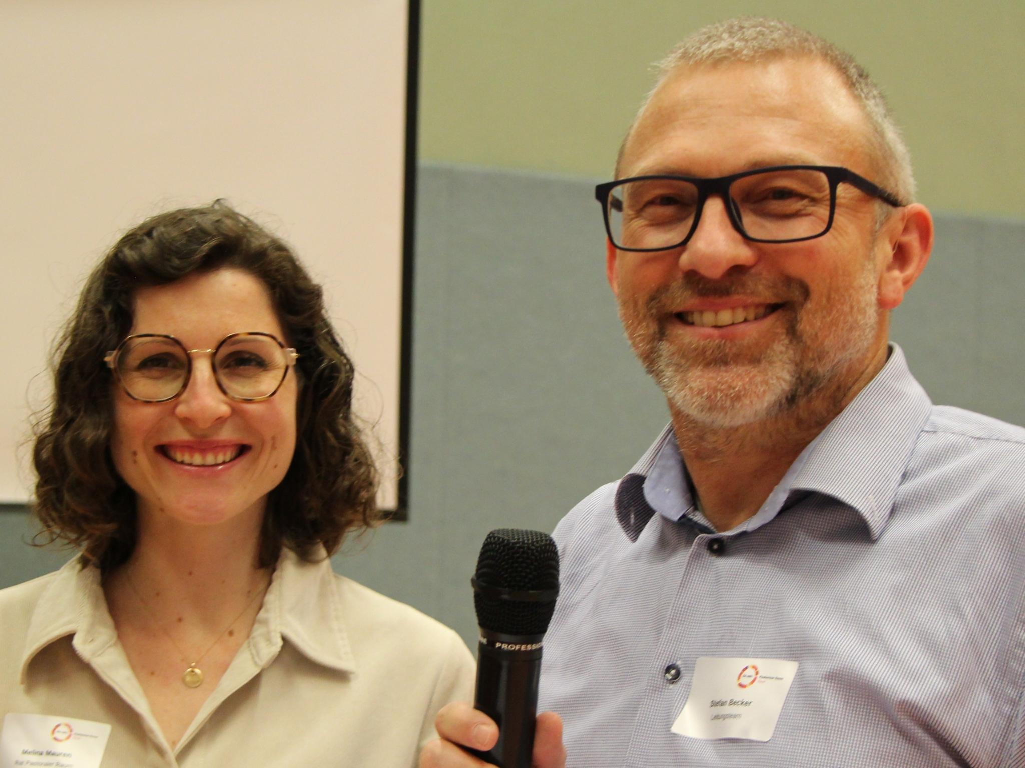 Auf dem Foto zu sehen sind Melina Mauren und Stefan Becker, die Organisatoren und Moderatoren der Synodalversammlung des Pastoralen Raums Daun zum Thema Einsamkeit